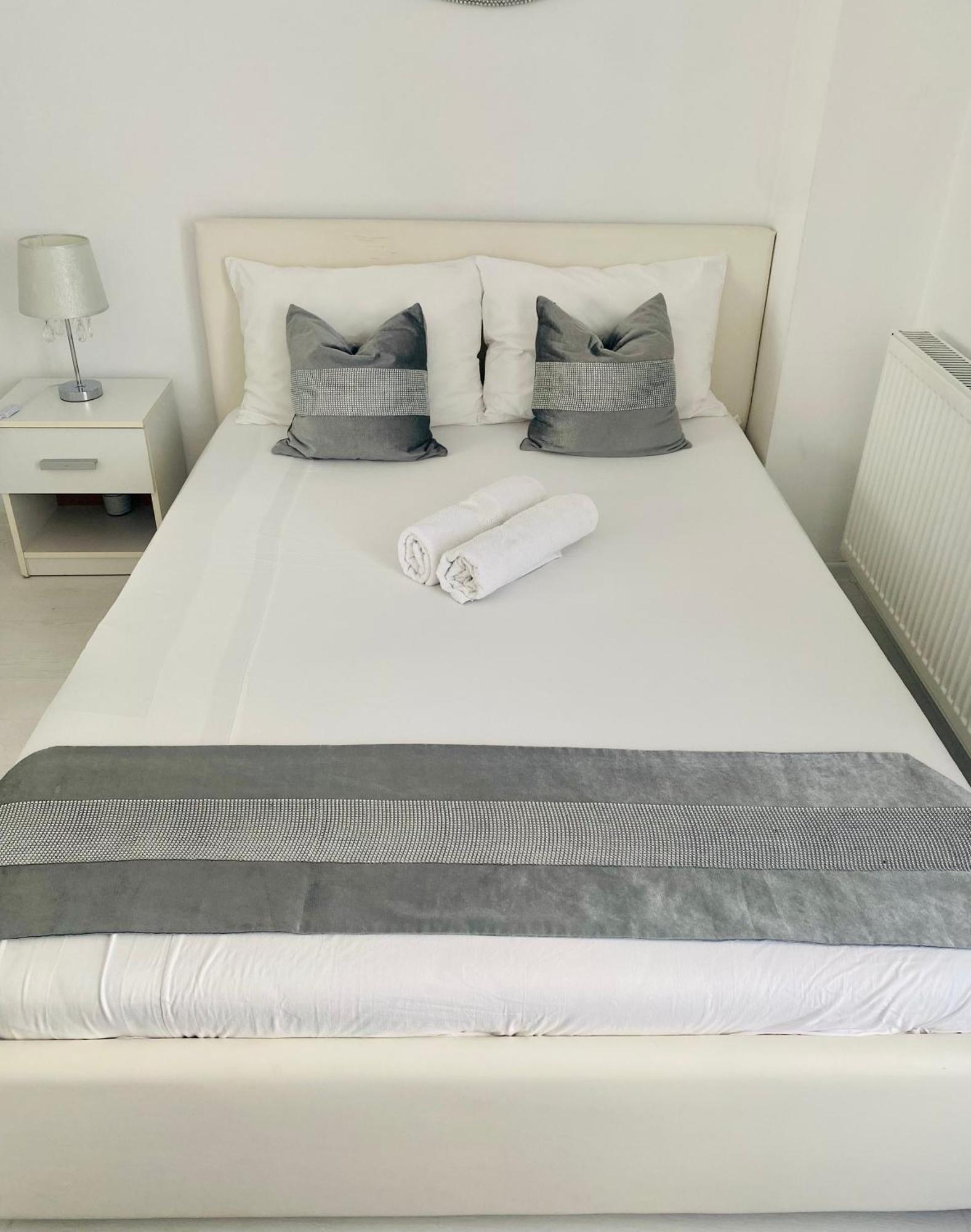 White Luxury Apartment Sibiu Eksteriør billede